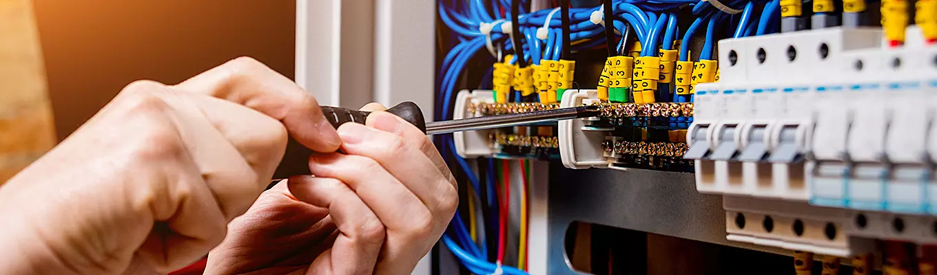 Elektrosicherheit im Betrieb: Gefahren minimieren, Vorschriften einhalten und qualifiziert handeln