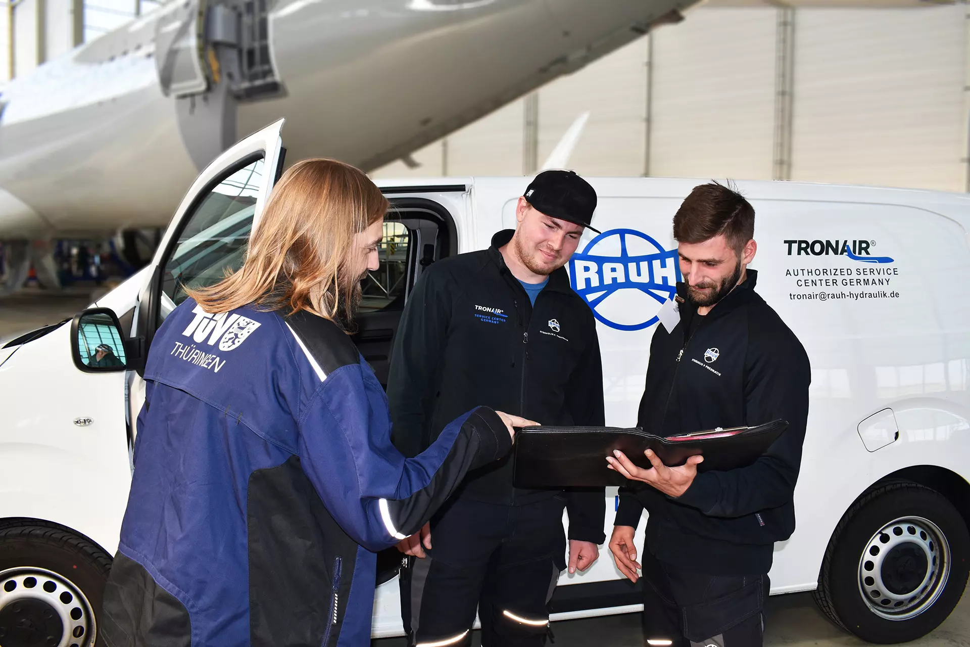 Sicher abheben: TÜV Thüringen unterstützt RAUH Hydraulik und HANGAR 901 bei der Flugzeug-Wartung am Boden