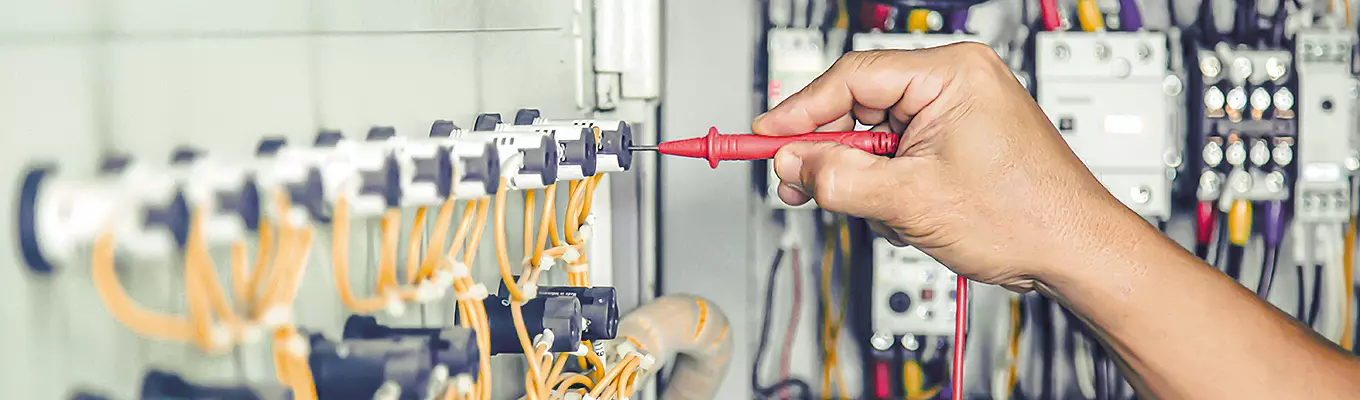 Lebensrettende Wissensauffrischung: Die Bedeutung der jährlichen Sicherheitsunterweisung für Elektrofachkräfte