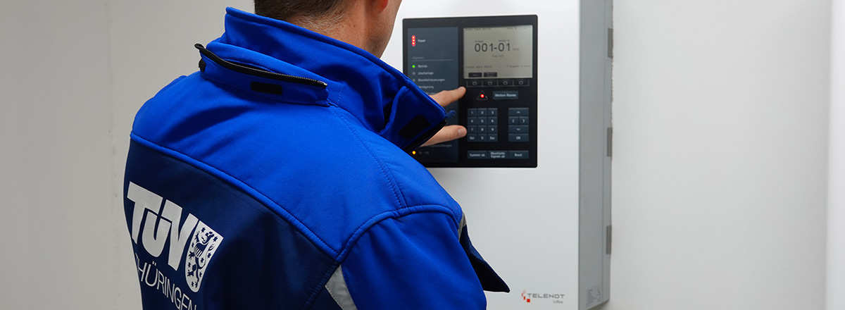 TÜV Thüringen Sachverständiger prüft eine Brandmeldeanlage